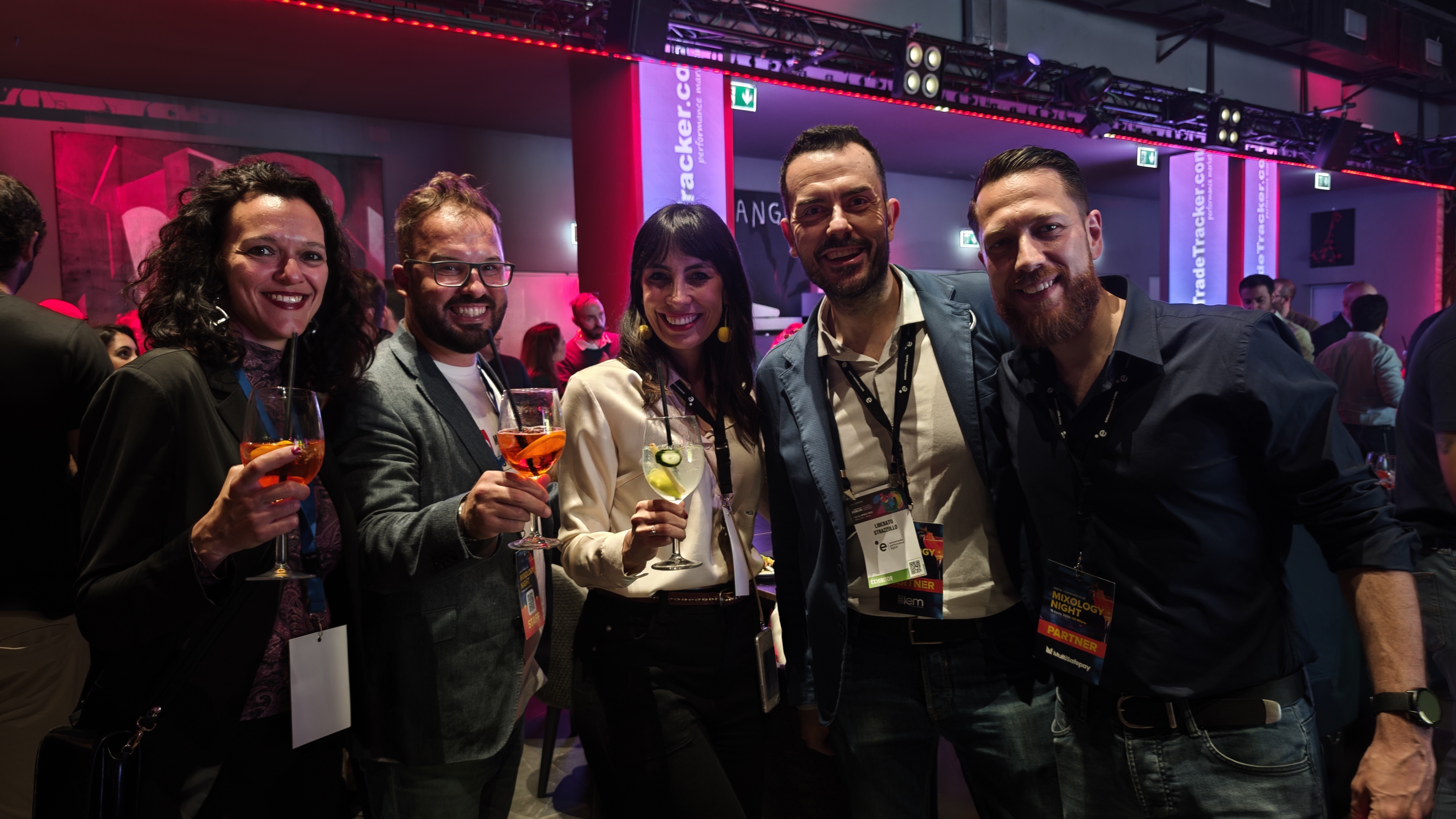 Gruppo di partecipanti che fanno networking durante l'aperitivo