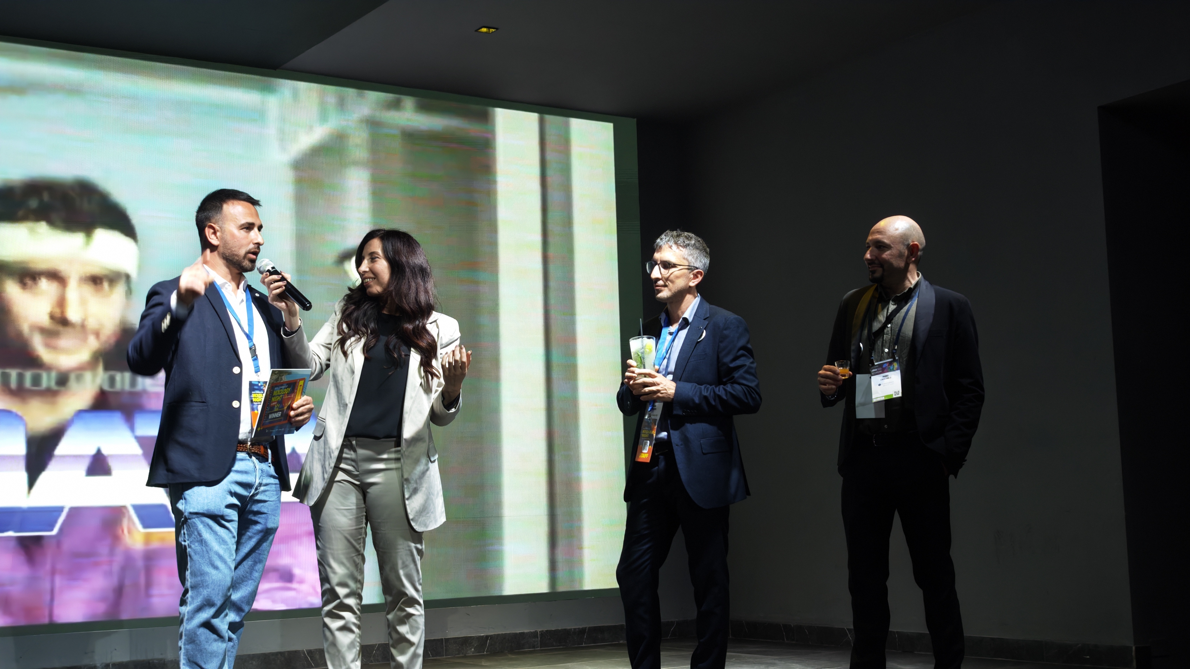 Momento di premiazione sul palco con i conduttori