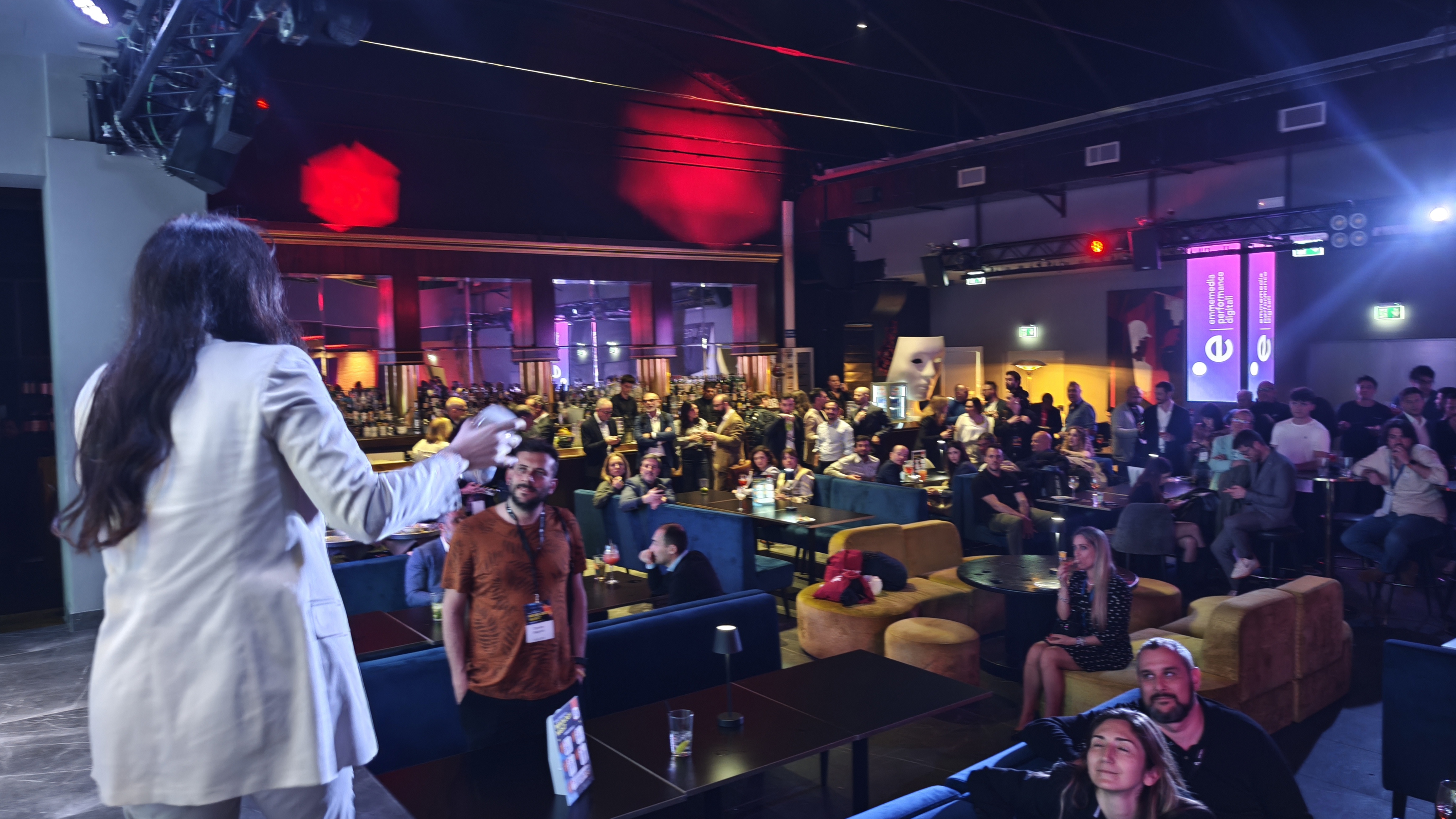 Pubblico durante una presentazione a Mixology Night 2025